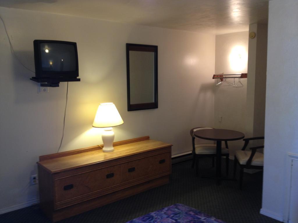 Budget Inn Green River Room photo